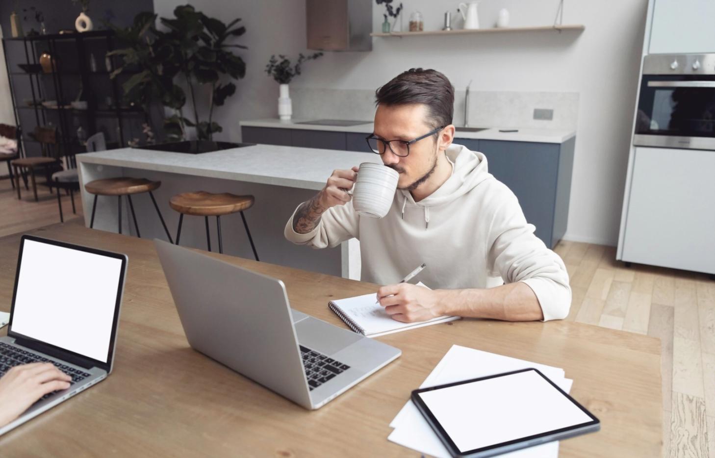 Современная учебная аудитория с интерактивным оборудованием для изучения финансовых технологий