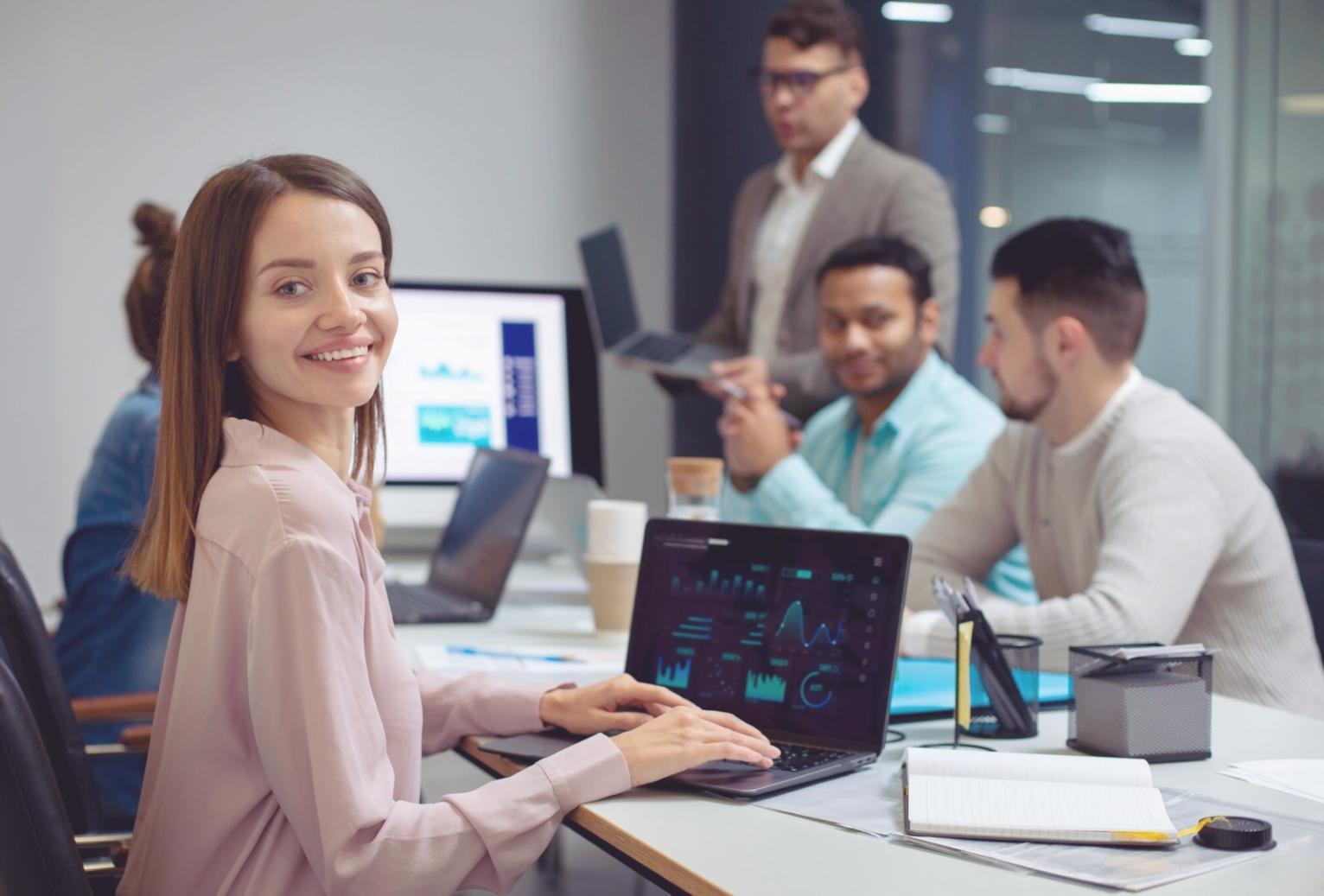 Аналитическая панель с данными о трендах финансовой отрасли